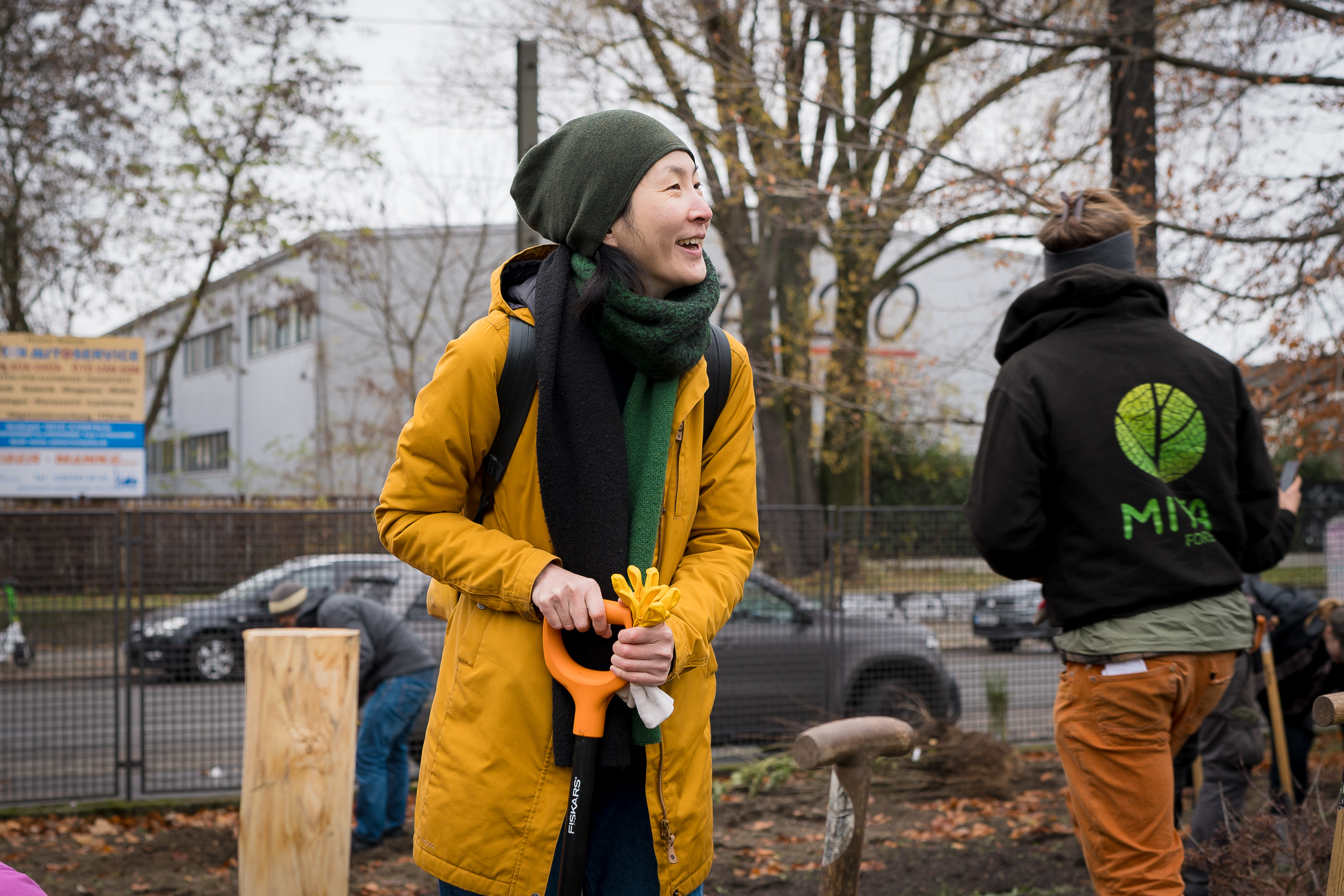 Freiwillige pflanzen Setzlinge im Tiny Forest an der Herzbergstraße in Berlin-Lichtenberg
