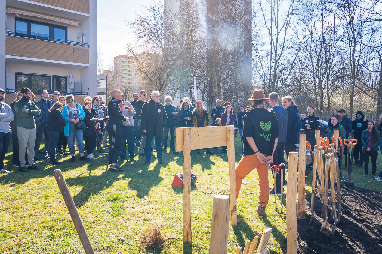 Pflanztag Plickerts Horst in Berlin-Marienfelde mit über 100 Helferinnen und Helfern